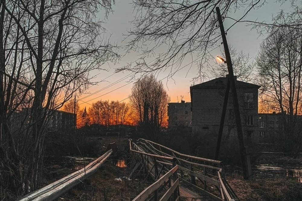 Жители города в Карелии ужасаются состоянием моста