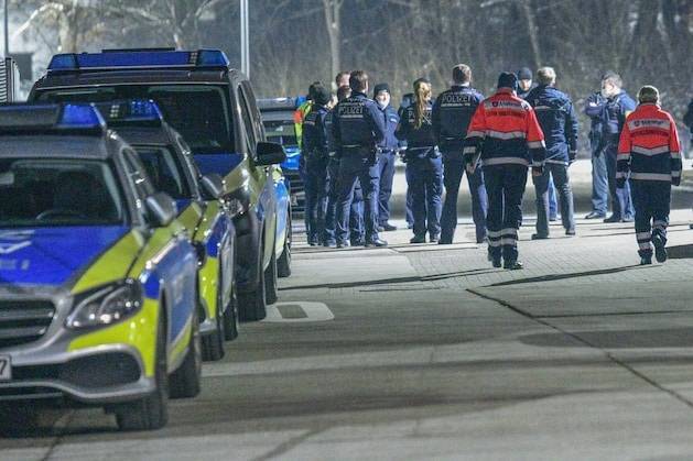 Надоел локдаун: в Баварии группа молодых людей напала на полицию во время контроля карантинных мер