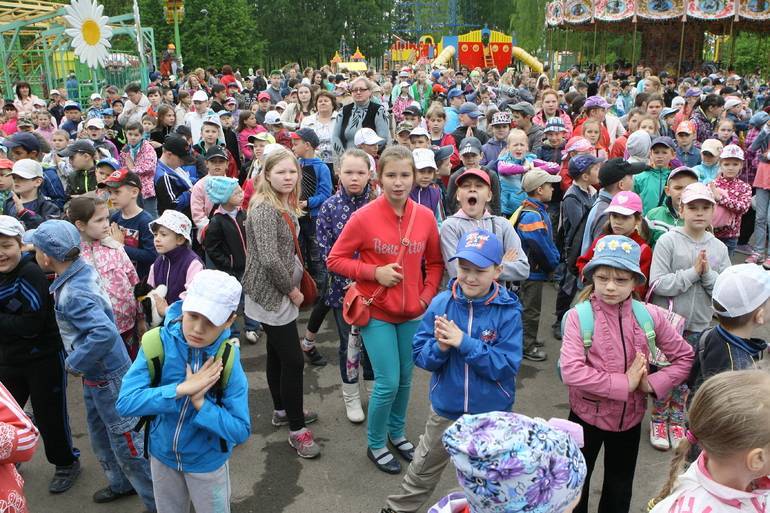 Петербуржцы встали в очередь за сертификатами в летние лагеря