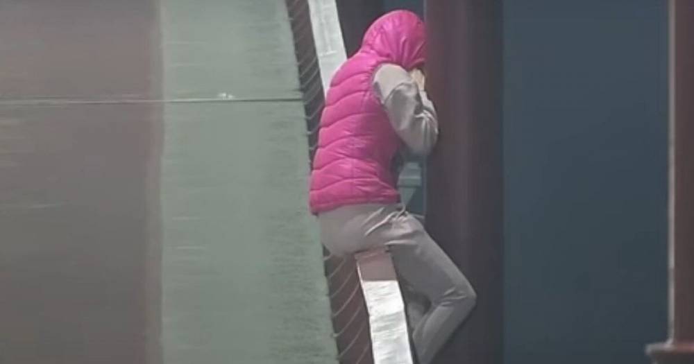 В Днепре патрульные в последний момент спасли девушку, решившую прыгнуть с моста (видео)