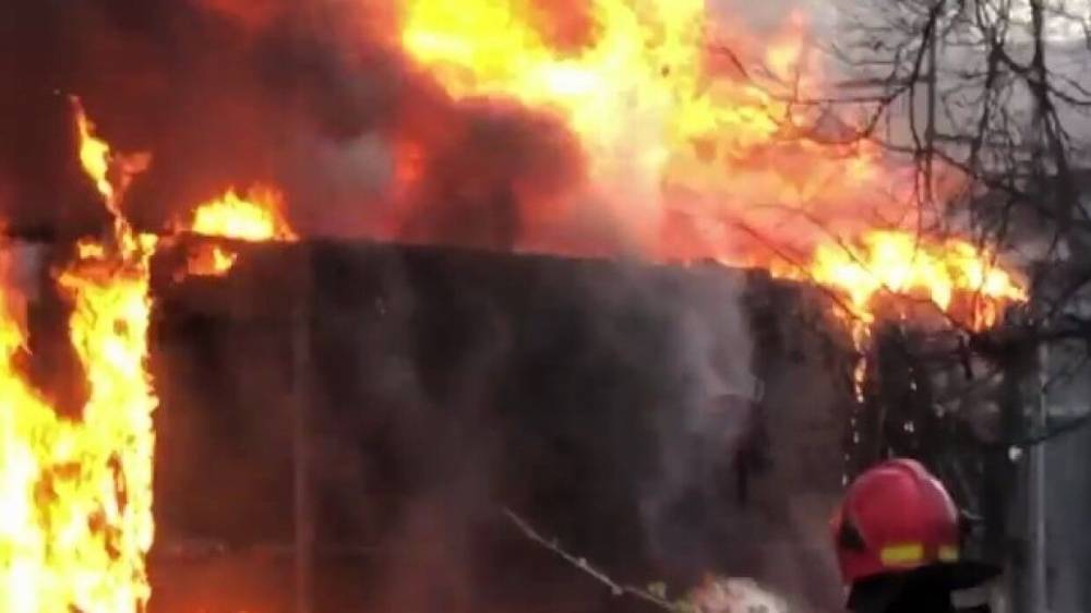 Пожар на складе магазина автозапчастей в Улан-Удэ тушат более 50 спасателей