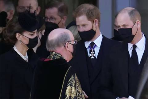 Слезы Кейт Миддлтон, разговор принцев Уильяма и Гарри и другие детали похорон принца Филиппа