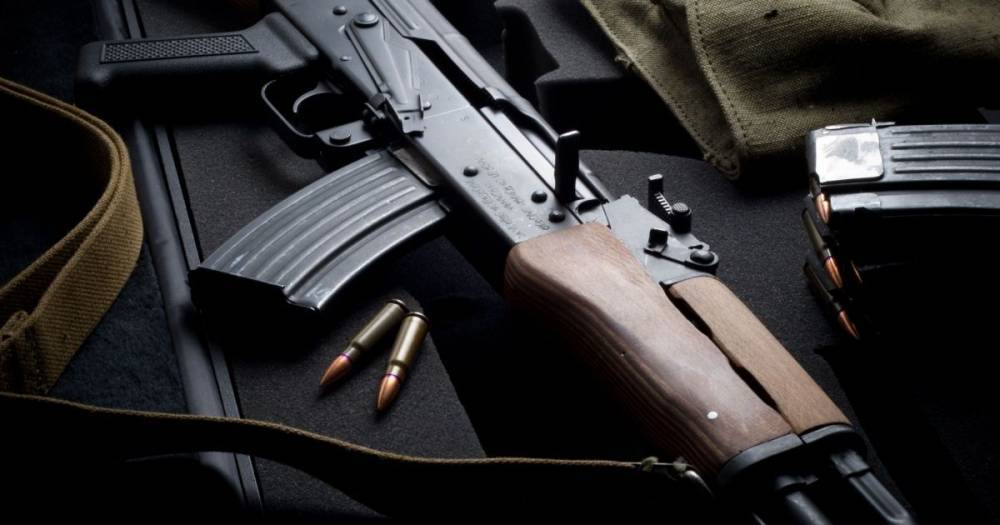 На Донбассе боевик выстрелил из автомата в 15-летнюю девушку