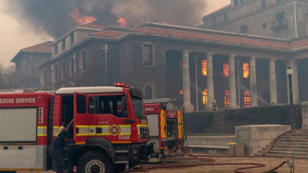 В ЮАР бушует масштабный пожар: исторические памятники горят, а людей эвакуируют – видео