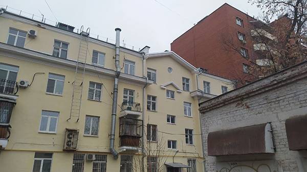 Покраска этажа за 700 тысяч. Жителей сталинки в Екатеринбурге хотят заставить платить за ремонт, который им не нужен