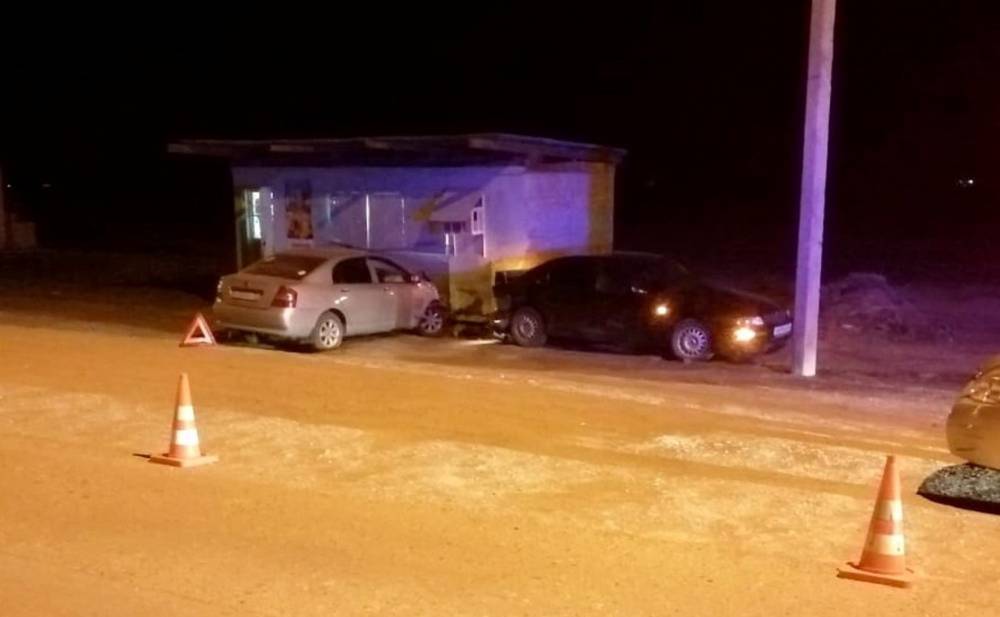В Астраханской области 19-летний водитель протаранил припаркованную «Мазду»