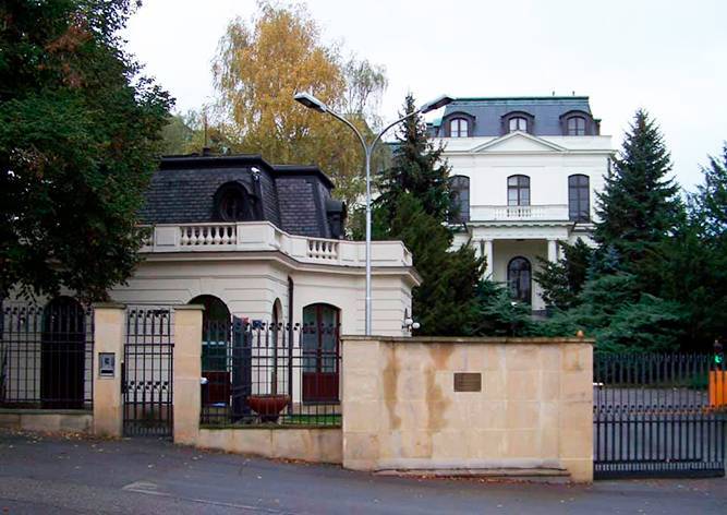 Мэрия Праги потребовала вернуть часть парка, «оккупированную» посольством России