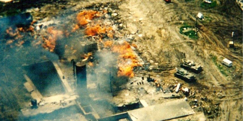 Все в огне. 28 лет назад состоялся штурм резиденции секты Ветвь Давидова, унесший жизни 86 взрослых и детей