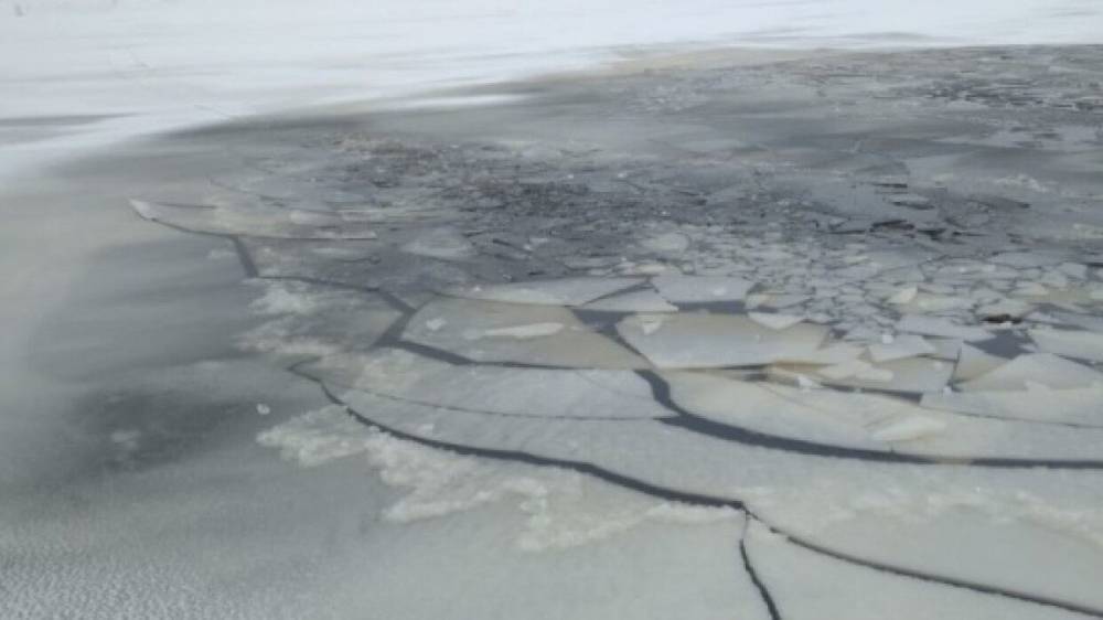 Водитель иномарки выехал на лед реки и утонул в Иркутской области