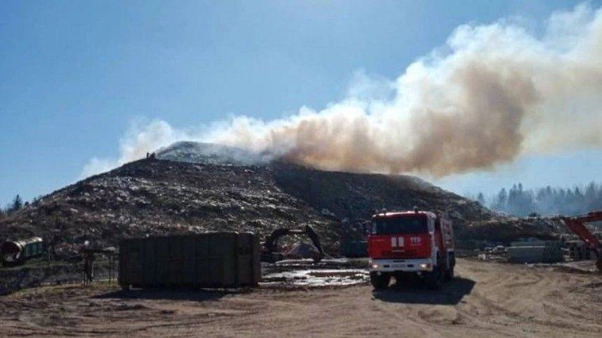 Мощный пожар на мусорном полигоне в Ленобласти не могут потушить уже пять часов