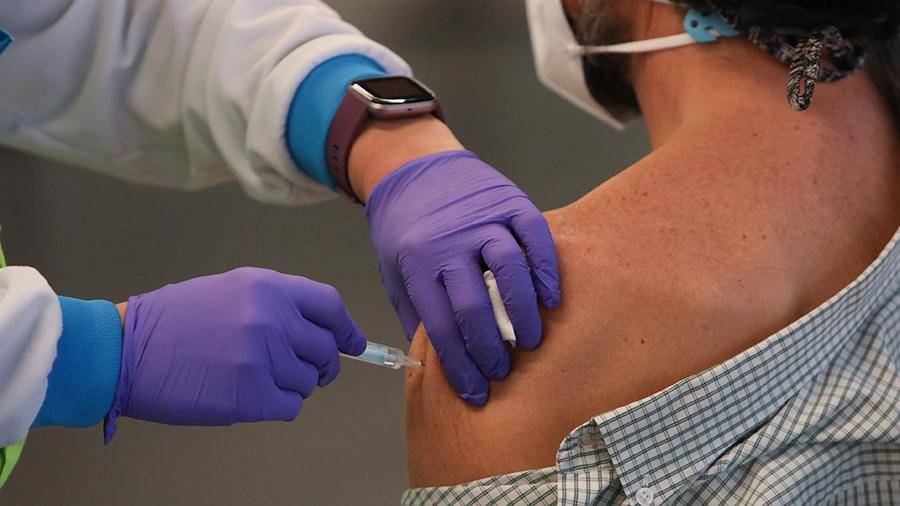В Британии число случаев тромбоза после вакцины AstraZeneca выросло до 30