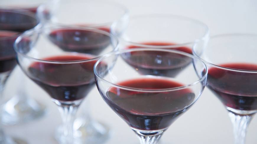 Ученые: Регулярное употребление вина защитит зрение