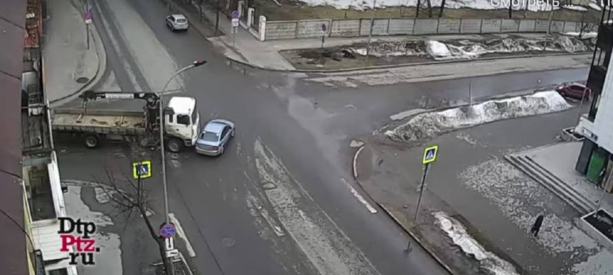 Грузовик врезался в легковушку на перекрестке в Петрозаводске (ВИДЕО)