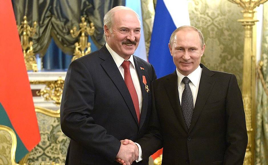 Лукашенко сухо поздравил Путина с Днем единения