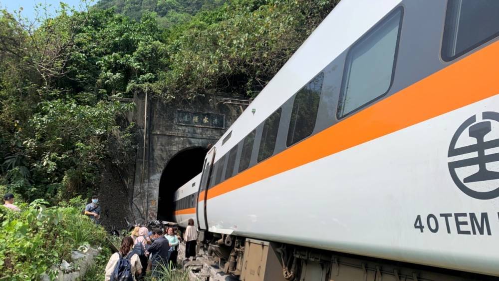 В результате крушения поезда на Тайване погибли десятки пассажиров