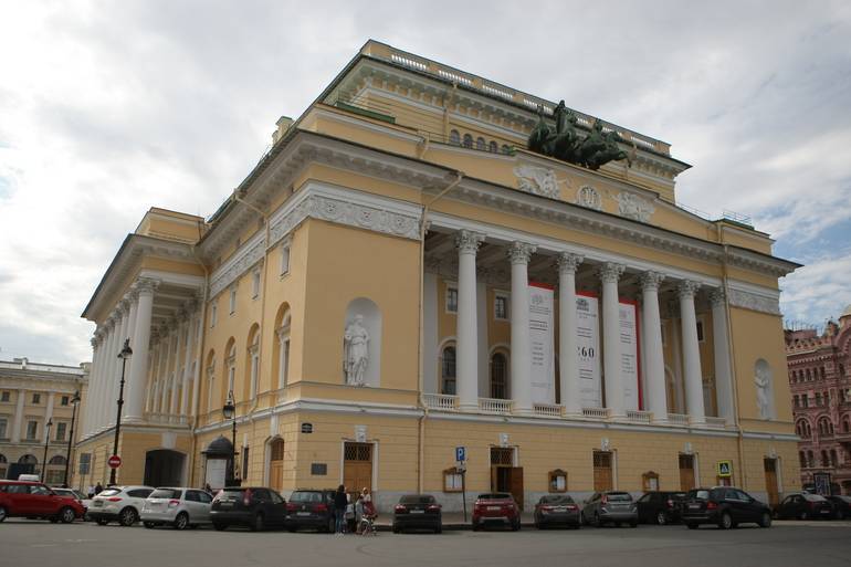 Ночные дрифтеры у Александринского театра возмутили петербуржцев