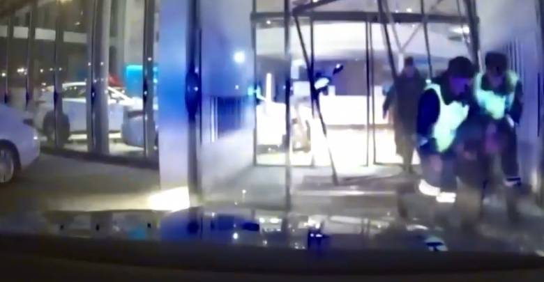 Житель Красноярска с экипажем ДПС на хвосте из мести протаранил двери автосалона — видео