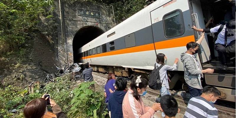 Причиной аварии поезда на Тайване стало столкновение с инженерной машиной - ТЕЛЕГРАФ