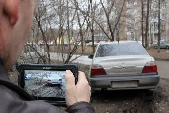 До конца мая в Ижевске не будут штрафовать за парковку авто на газонах