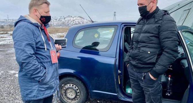 Луганчанин на автомобиле хотел попасть домой через КПВВ «Новотроицкое», а попал под обстрел