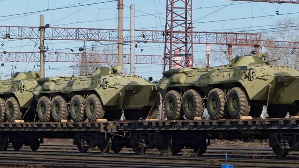 К границам Донбасса подтягивается колонна бронетехники и вертолёты ВС РФ