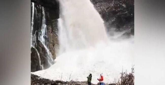 В Абхазии лавина сошла в водопад — туристы успели убежать