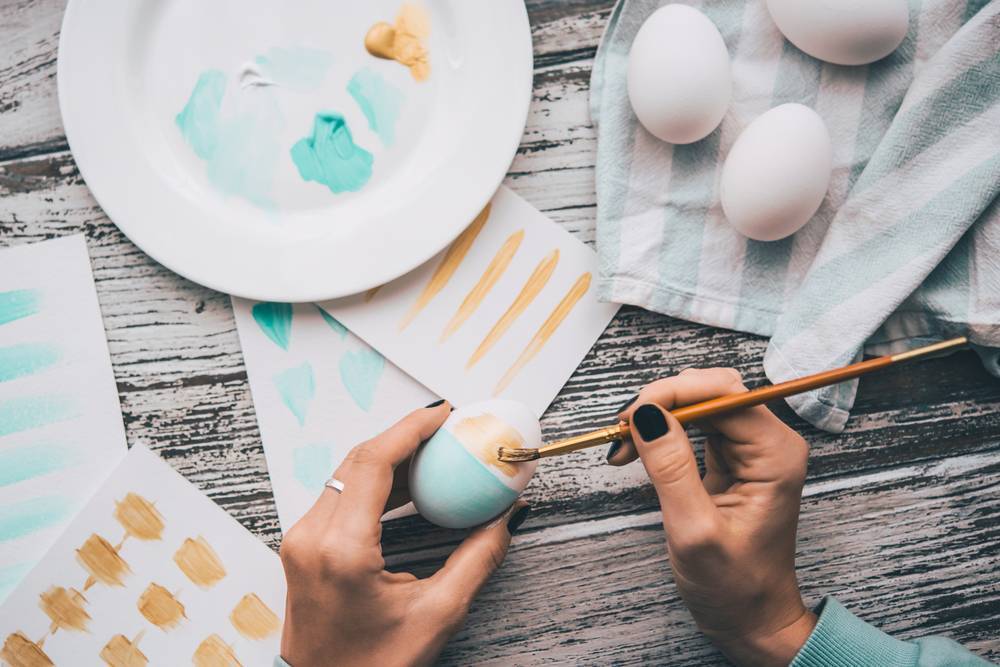 7 ярких идей как красить яйца гуашью