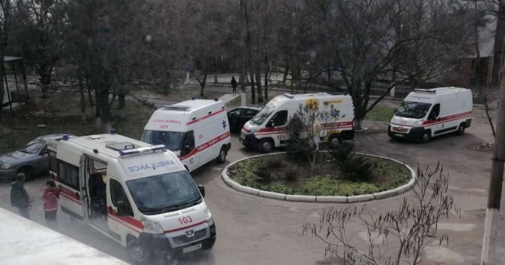 В Николаеве под больницей в очереди стоят скорые с инфицированными коронавирусом