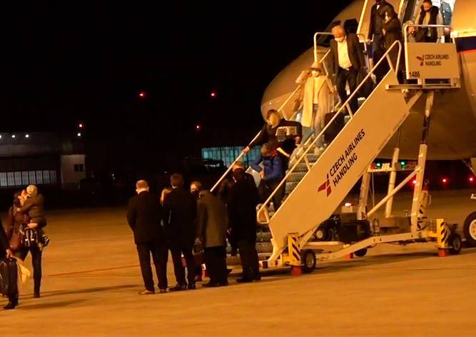 Высланные из России чешские дипломаты прилетели в Прагу: видео