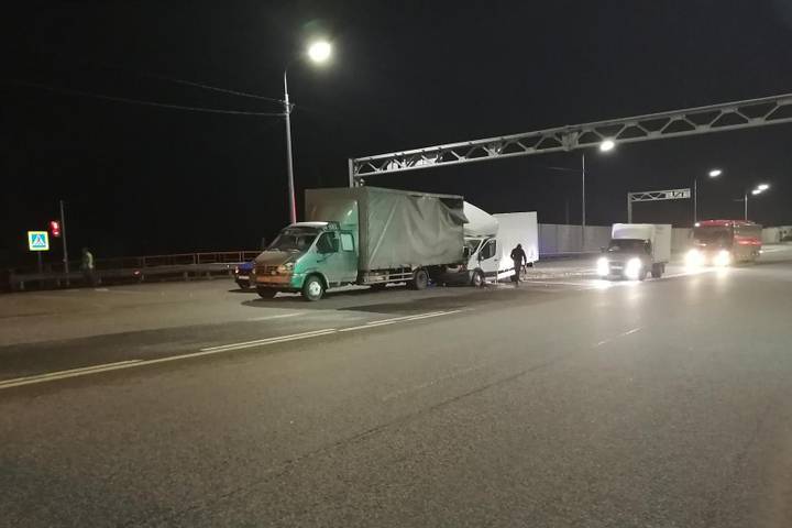 Ночью в Рязани на светофоре столкнулись два грузовых автомобиля