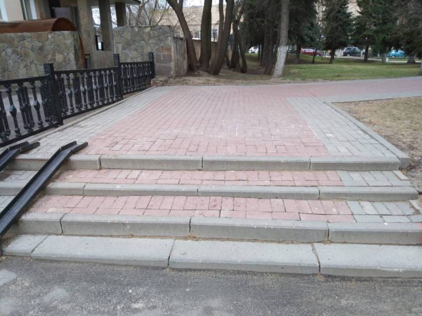 В сквере имени Чехова и сквере Ветеранов обновили ступеньки и дорожки
