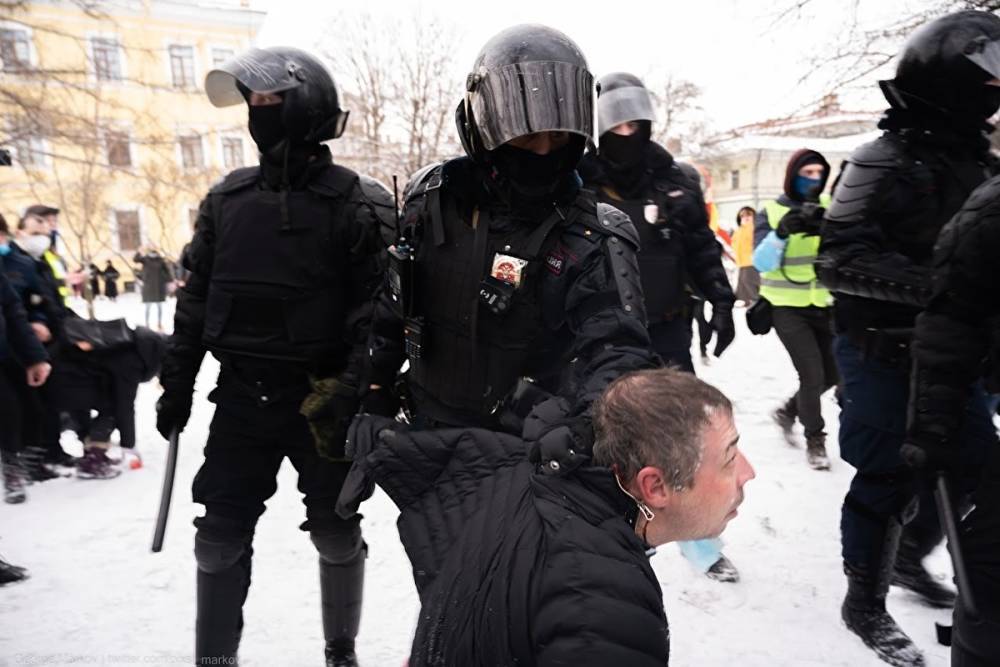 Петербуржцы сообщают, что перед митингом полиция обходит всех, кто был задержан в январе