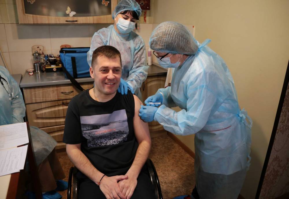В Луганскую область поступило 800 доз вакцины Coronavac: кого вакцинируют первым