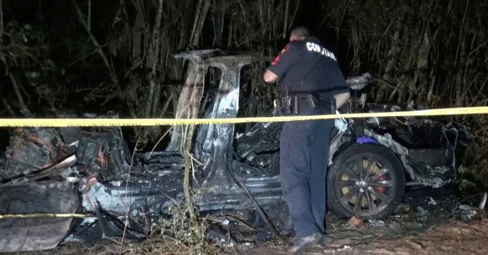В аварии с автомобилем Tesla погибли два человека. Место водителя было пустым