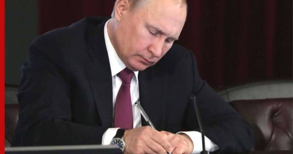 Путин подписал законы об изменениях в правила выборов и о работе экскурсоводов. Главное