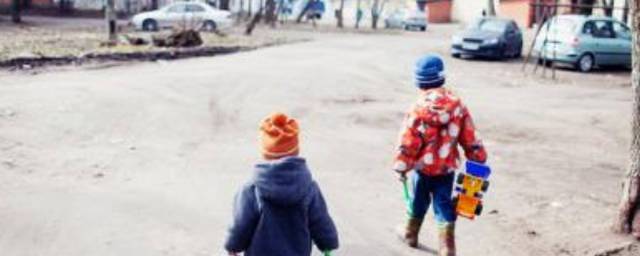 В Улан-Удэ мать бросила своих малолетних детей на улице и ушла пьянствовать