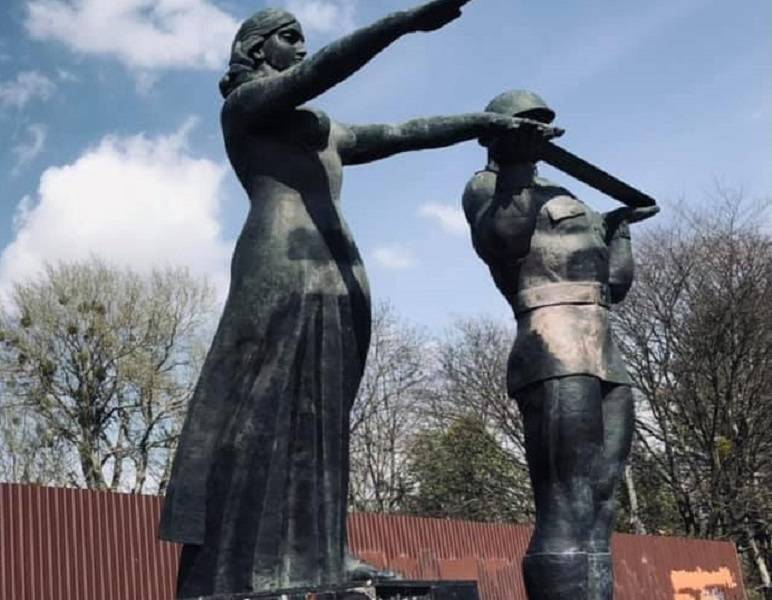 Во Львове советский памятник заменят мемориалом Украинского воина