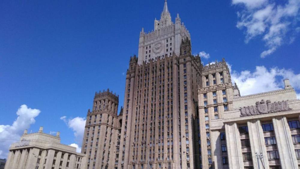 Замглавы посольства США в Москве провел 15 минут в здании МИД РФ