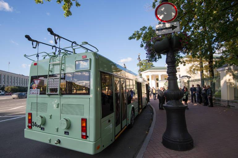 В центре Петербурга приостановили движение троллейбусов и трамвая