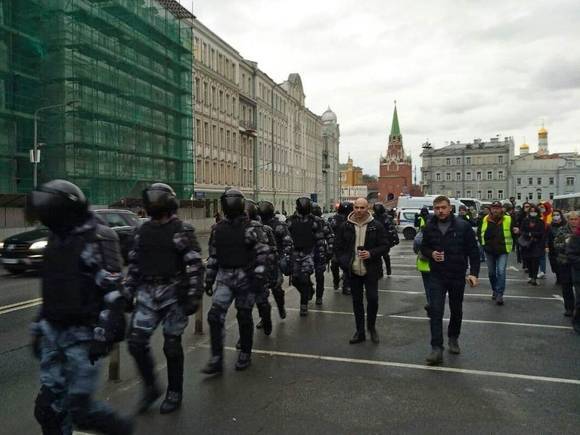 «Врача Навальному!»: как минимум 300 человек задержаны на протестах в России (видео)