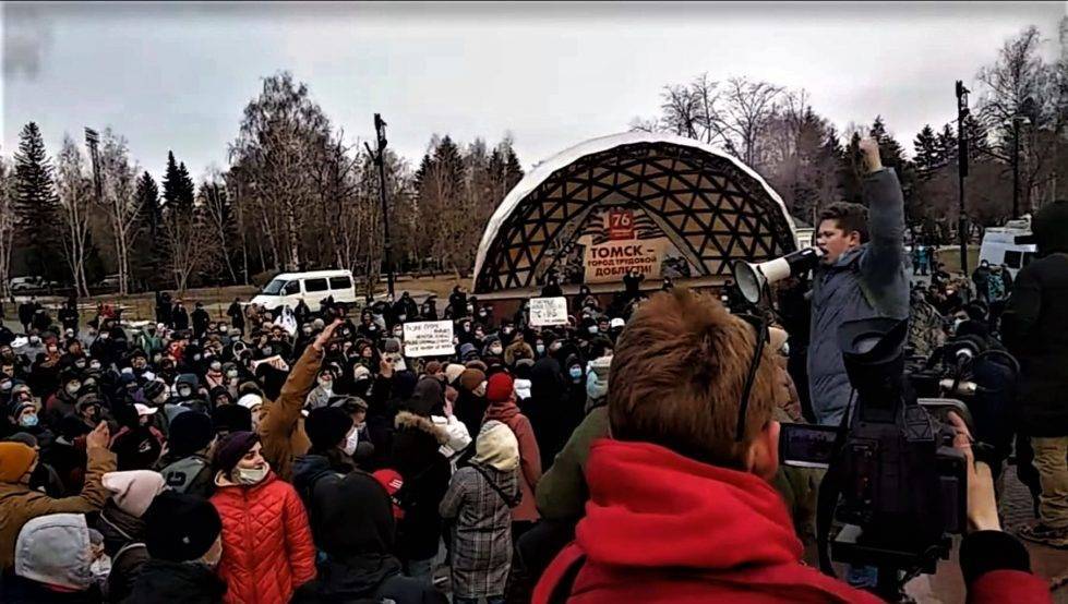 В России снова начались акции в поддержку Навального: не обошлось без задержаний и мира