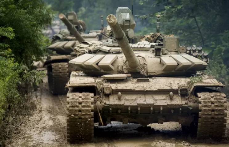 Десятки танков РФ развёрнуты у границ Крыма и Украины
