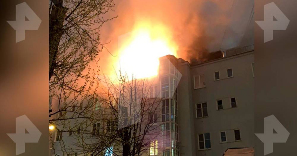 Квартира полыхает в пятиэтажке в центре Москвы