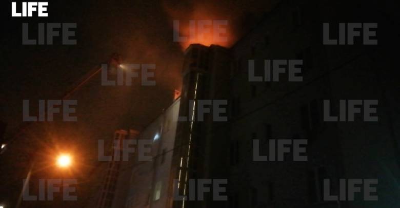 В центре Москвы горит жилая пятиэтажка — видео