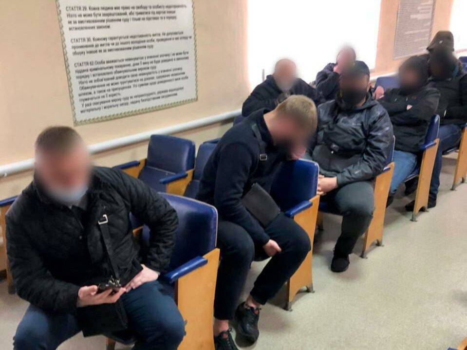 Полиция провела профилактическую беседу с тремя группами мужчин, задержанных под Харьковом, и отпустила их