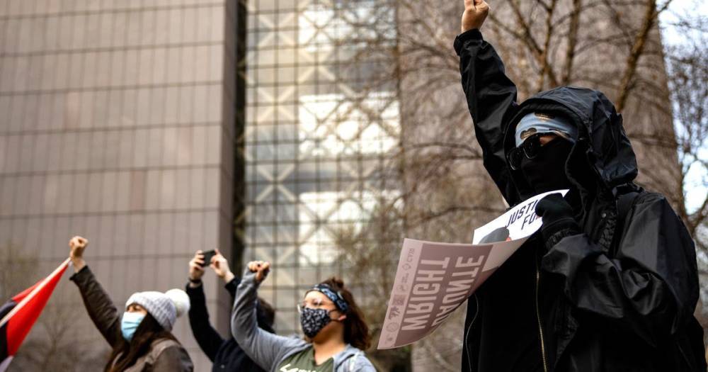 В США начались протесты после убийства темнокожего отца 10 детей