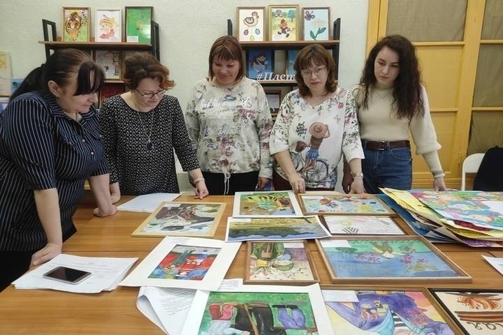 В Серпухове выбрали рисунки для украшения города ко Дню Победы
