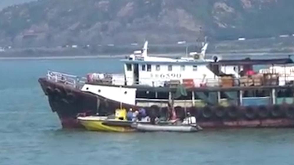 Пять человек пропали после столкновения двух судов у берегов Китая
