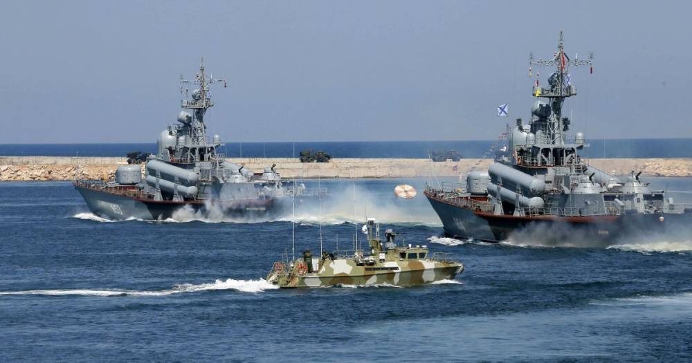 Россия проводит в Крыму межвидовые военные учения: в море вышли боевые корабли