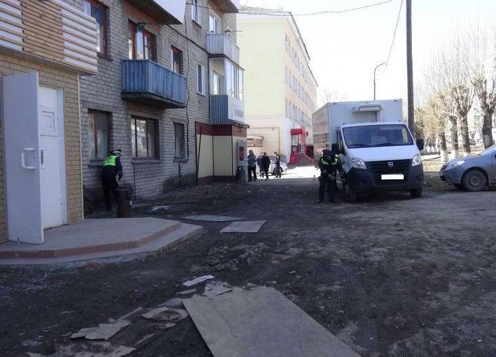 На Урале ребенок впал в кому после наезда грузовика на двух детей у магазина
